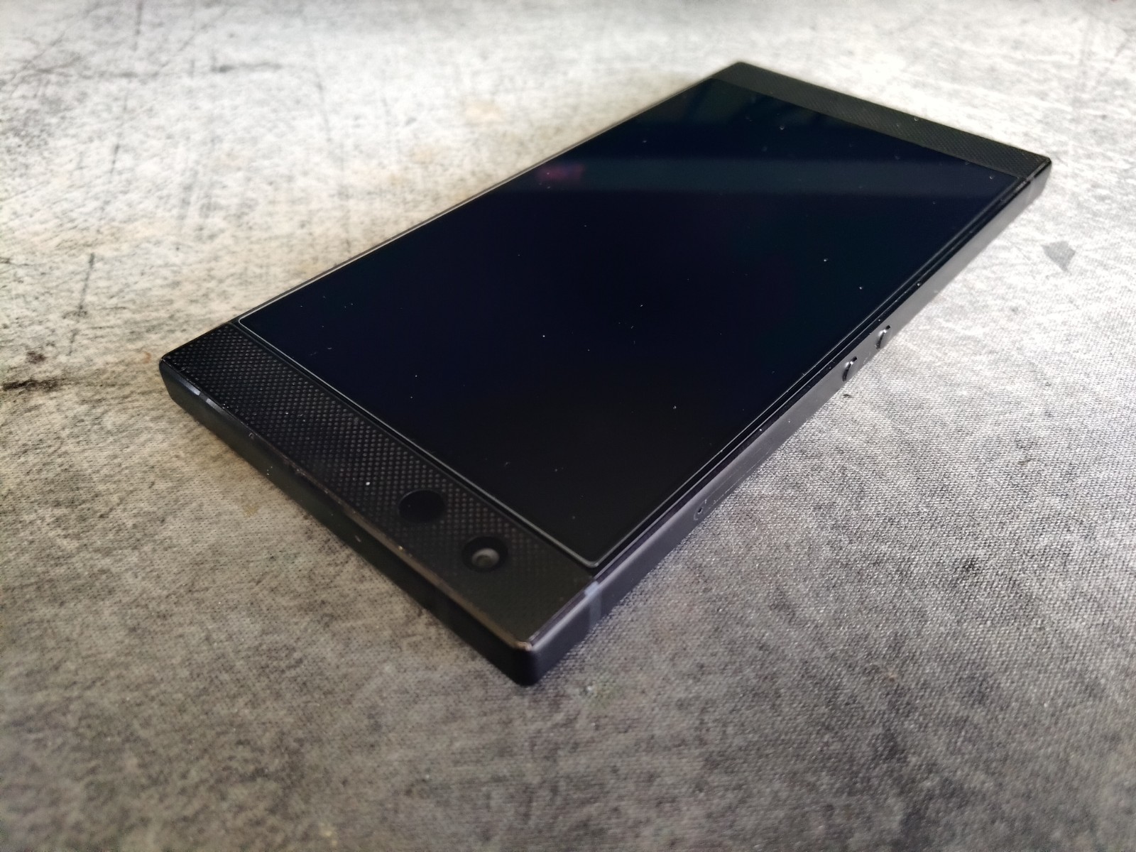 MINT Unlock Razer Phone 2 – 64GB – 8GB RAM – 120Hz LCD – 2.8Ghz CPU Mirror Black