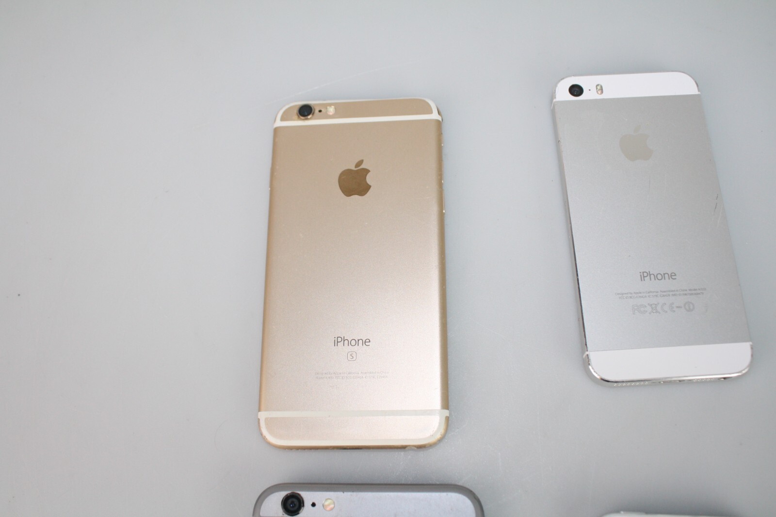 Lot of (4) iPhones A1633, A1522, A1533 – *FOR PARTS OR REPAIR*