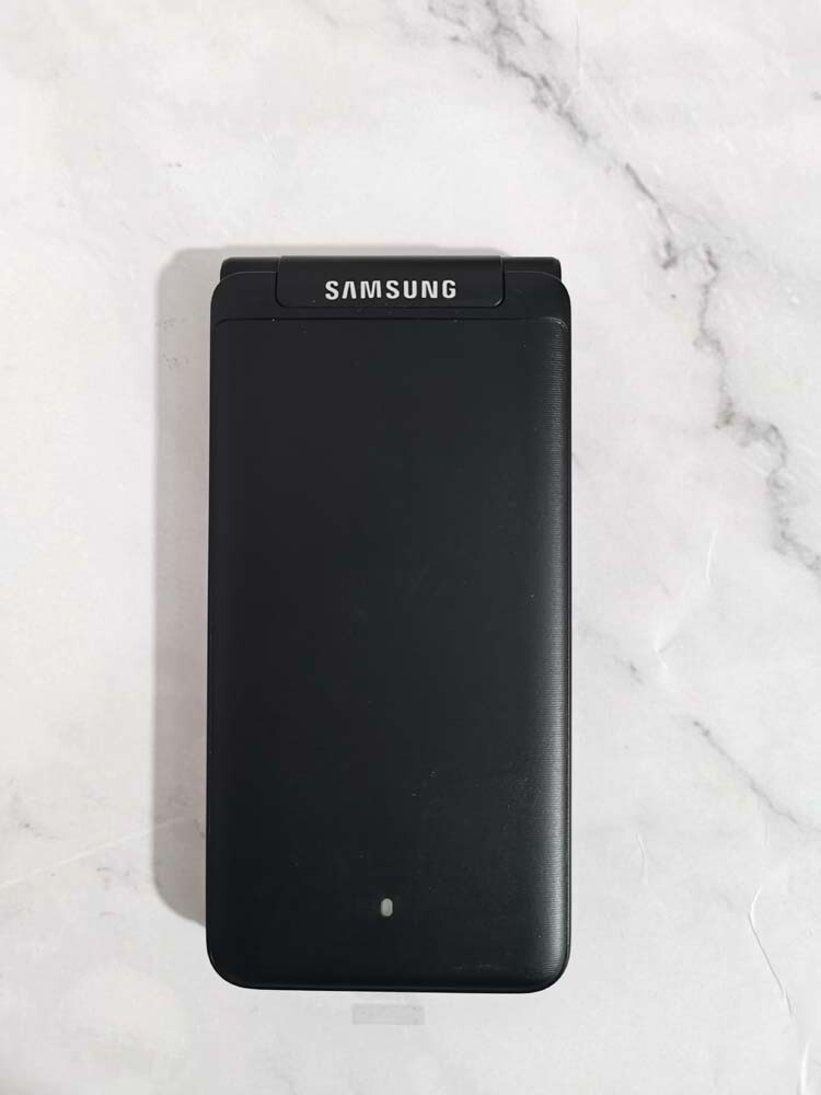 SM-G1600 Samsung Galaxy Folder 16GB Android Factory Unlocked Flip Smartphone