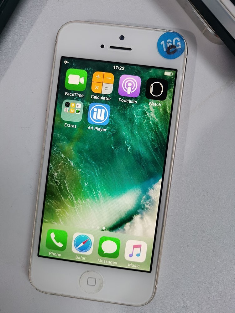 Apple iPhone 5 – Unlocked 16GB / 32GB – iOS 10 – Gold/Black/Silver – 90% N ew