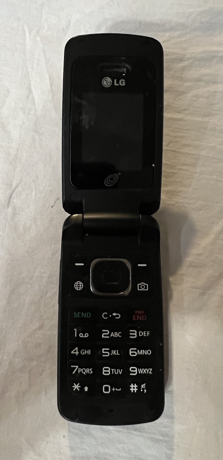 LG 420G TracFone Wireless Cellular Black Flip Phone – Works Great