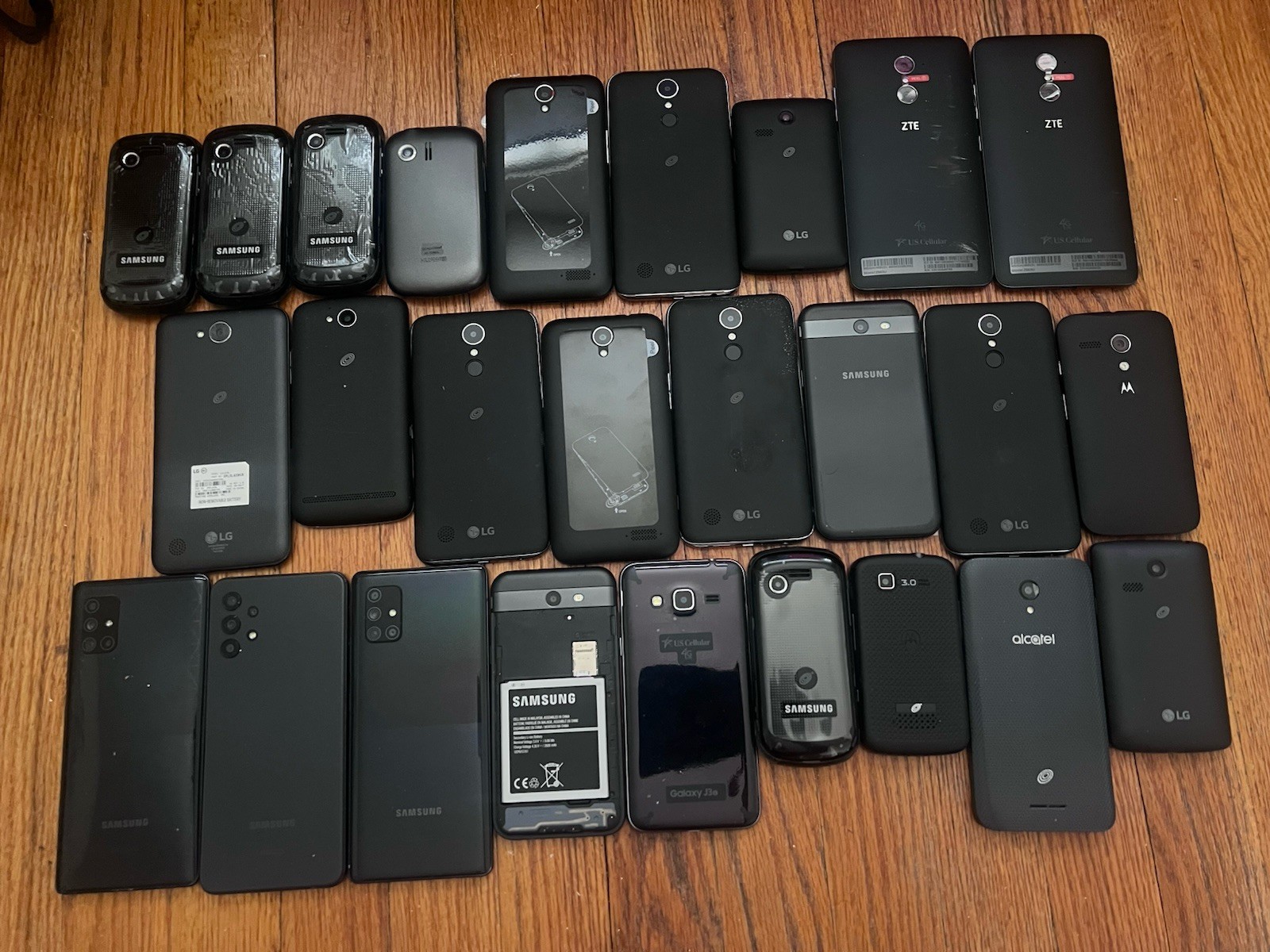 Lot Of 26 Mixed Phones – (PLEASE READ DESCRIP)