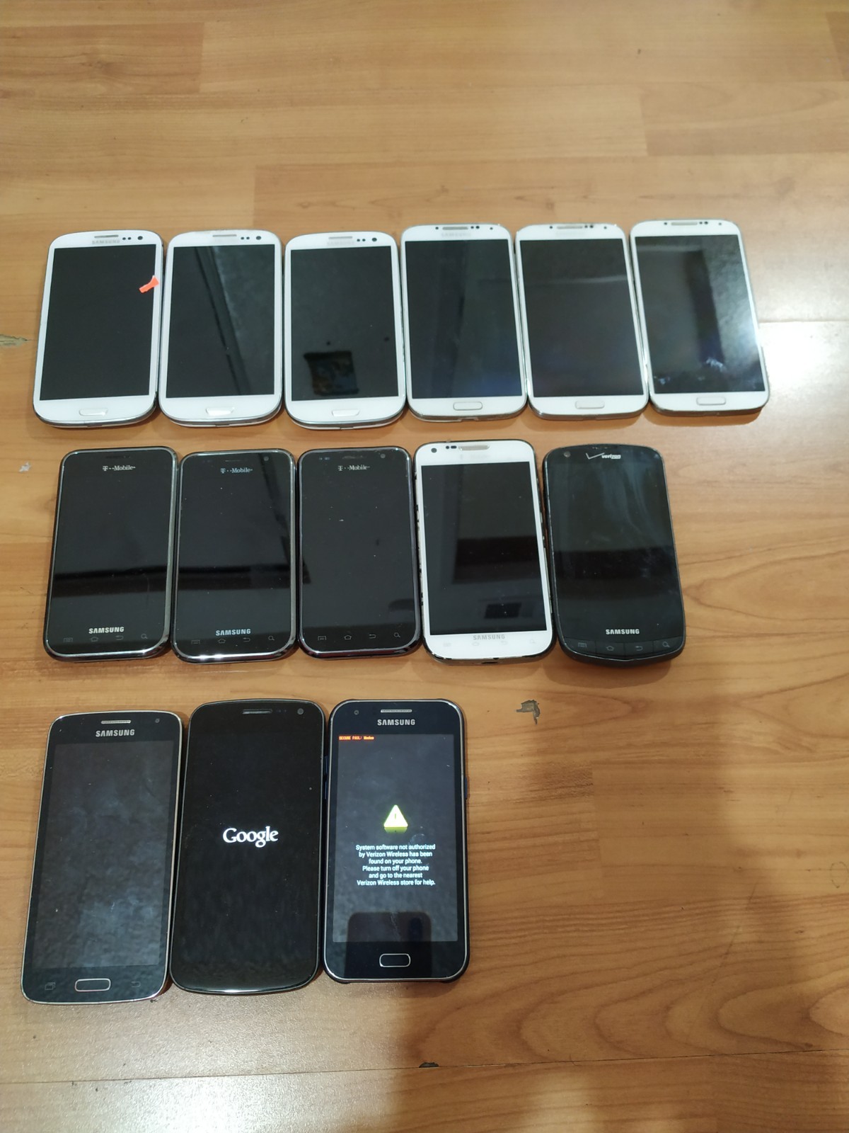 Lot of 14 Mixed model Samsung Galaxy S4 (3pc) and S3 (3pc) and other for parts