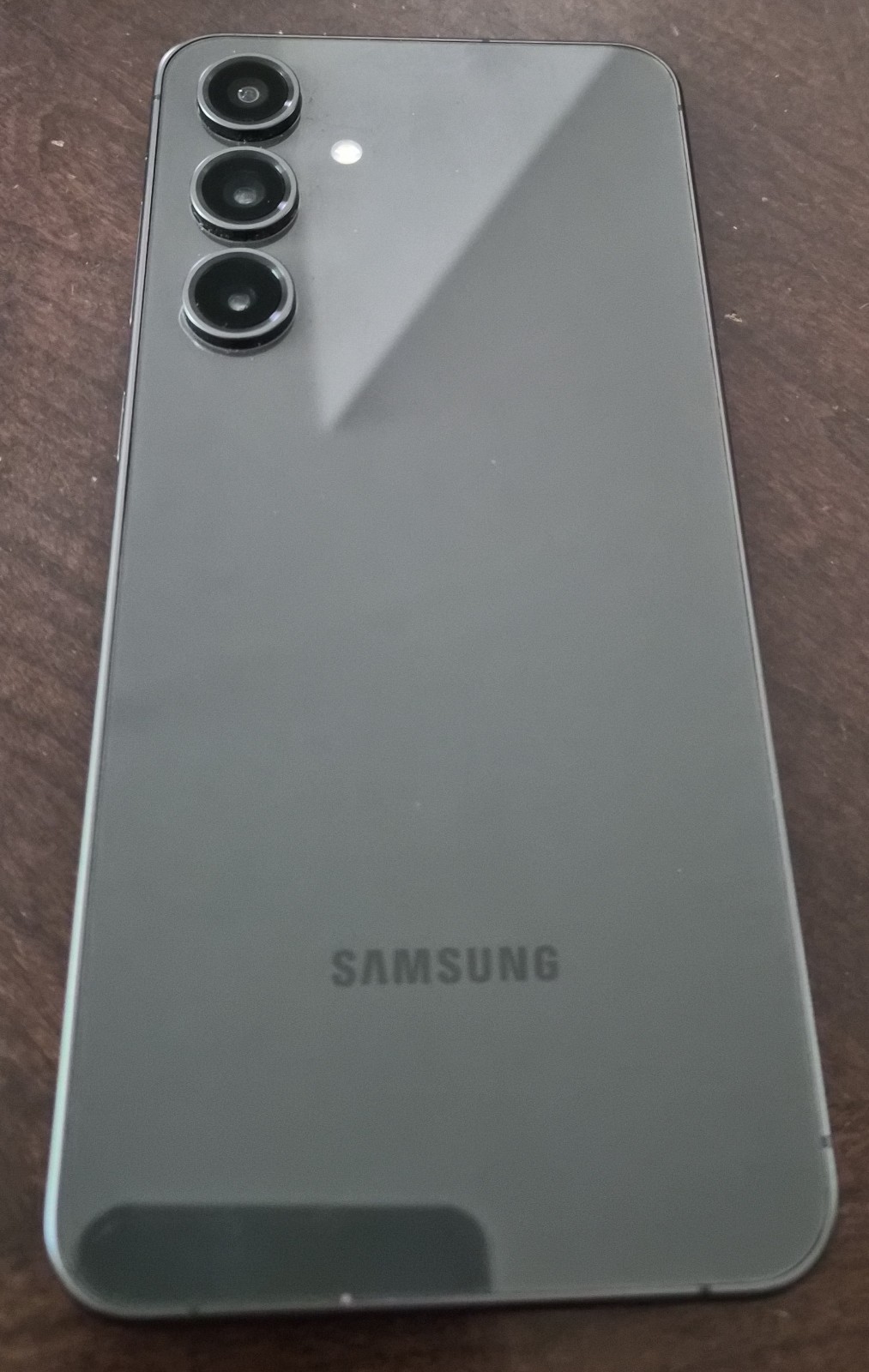 Samsung S24 FE Graphite, 128G, + Box, 3 Cases, Screen and Camera Covers – AT&T