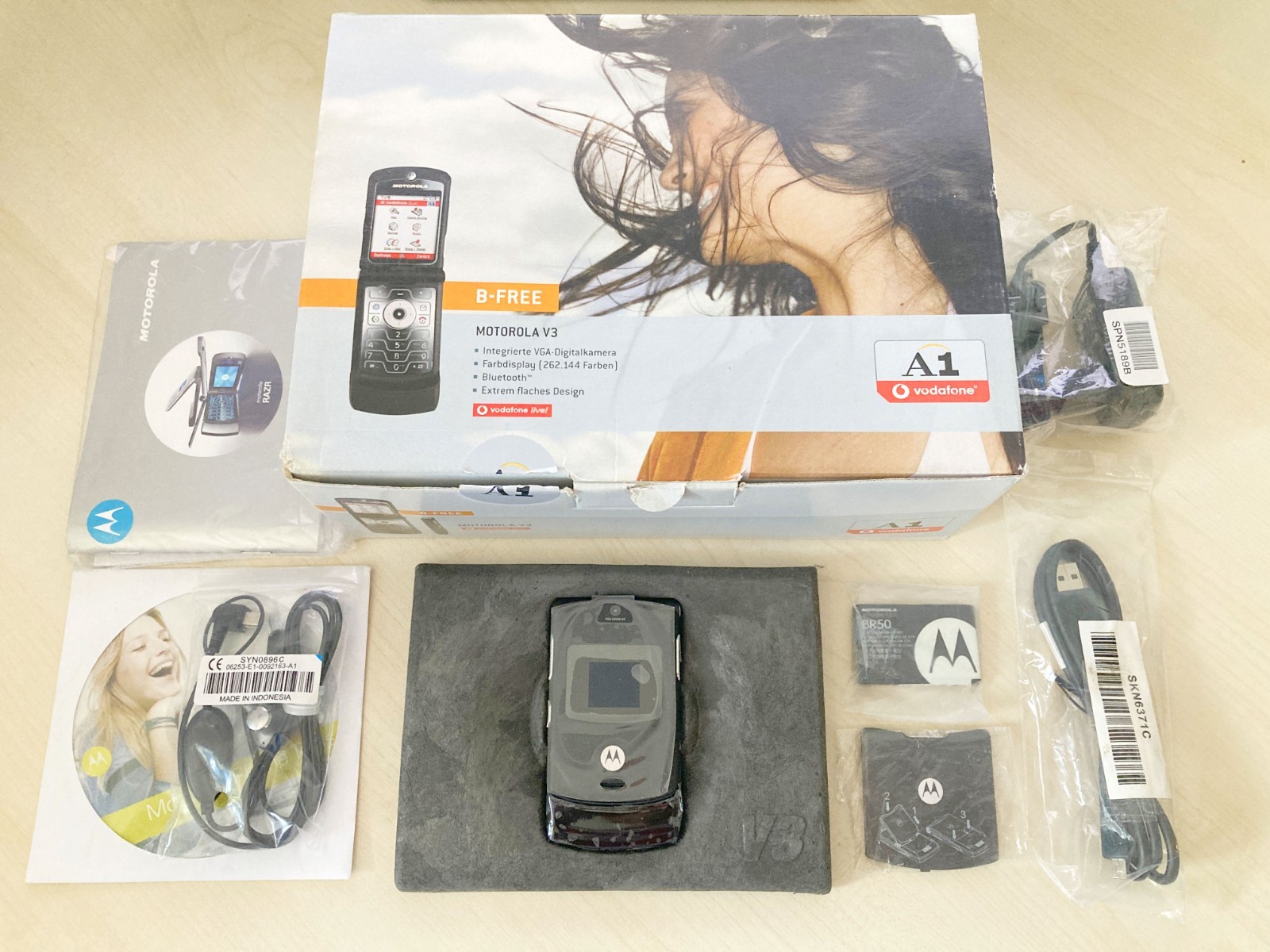Motorola RAZR V3 – Brand NEW in Box – Black – Original – UNLOCKED