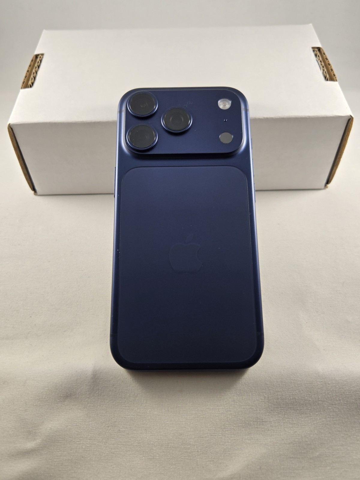 Apple iPhone 17 Pro 256GB Deep Blue Boost Mobile network only