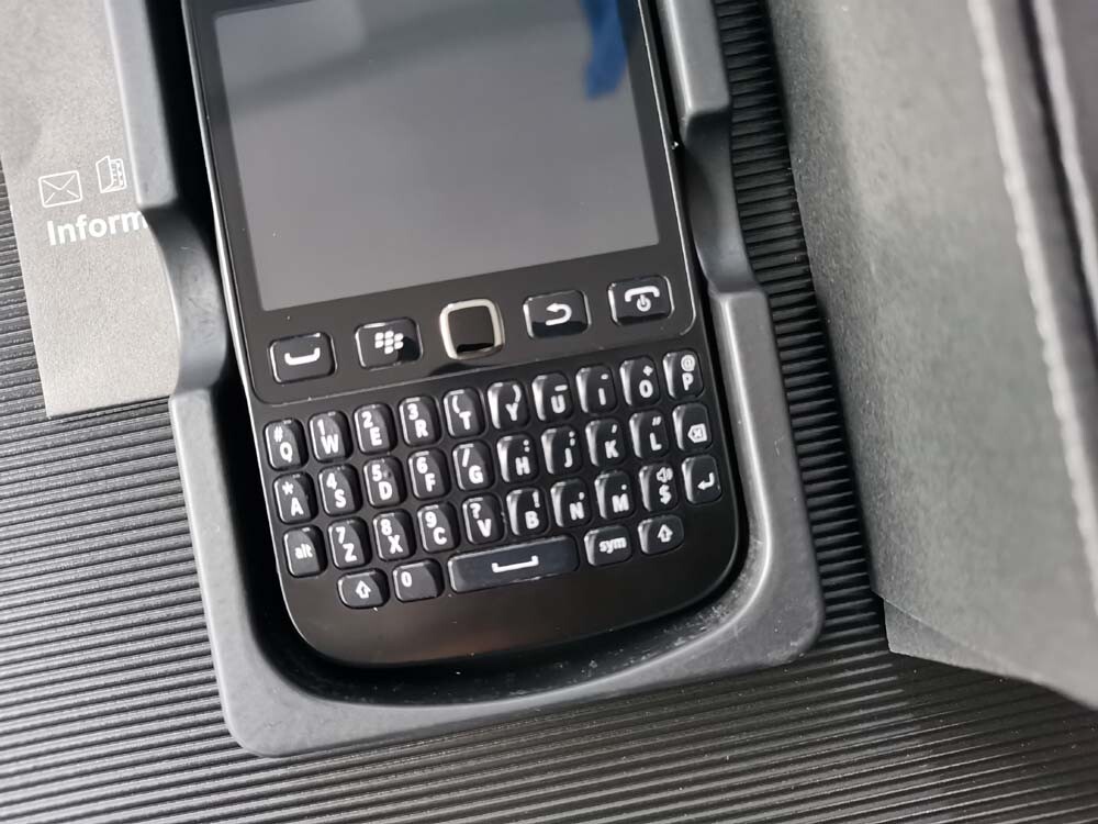 BlackBerry 9720 Unlocked 3G 5MP LED flash Keyboard Smartphone Good Condition