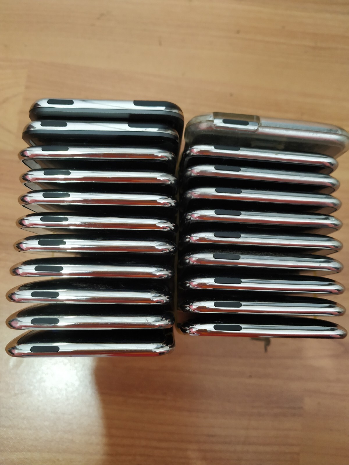 Lot of 21 Apple iPod Touch 1st, 2nd, 3rd,32GB(3pcs)16GB(3pcs)8GB(15pcs)for parts