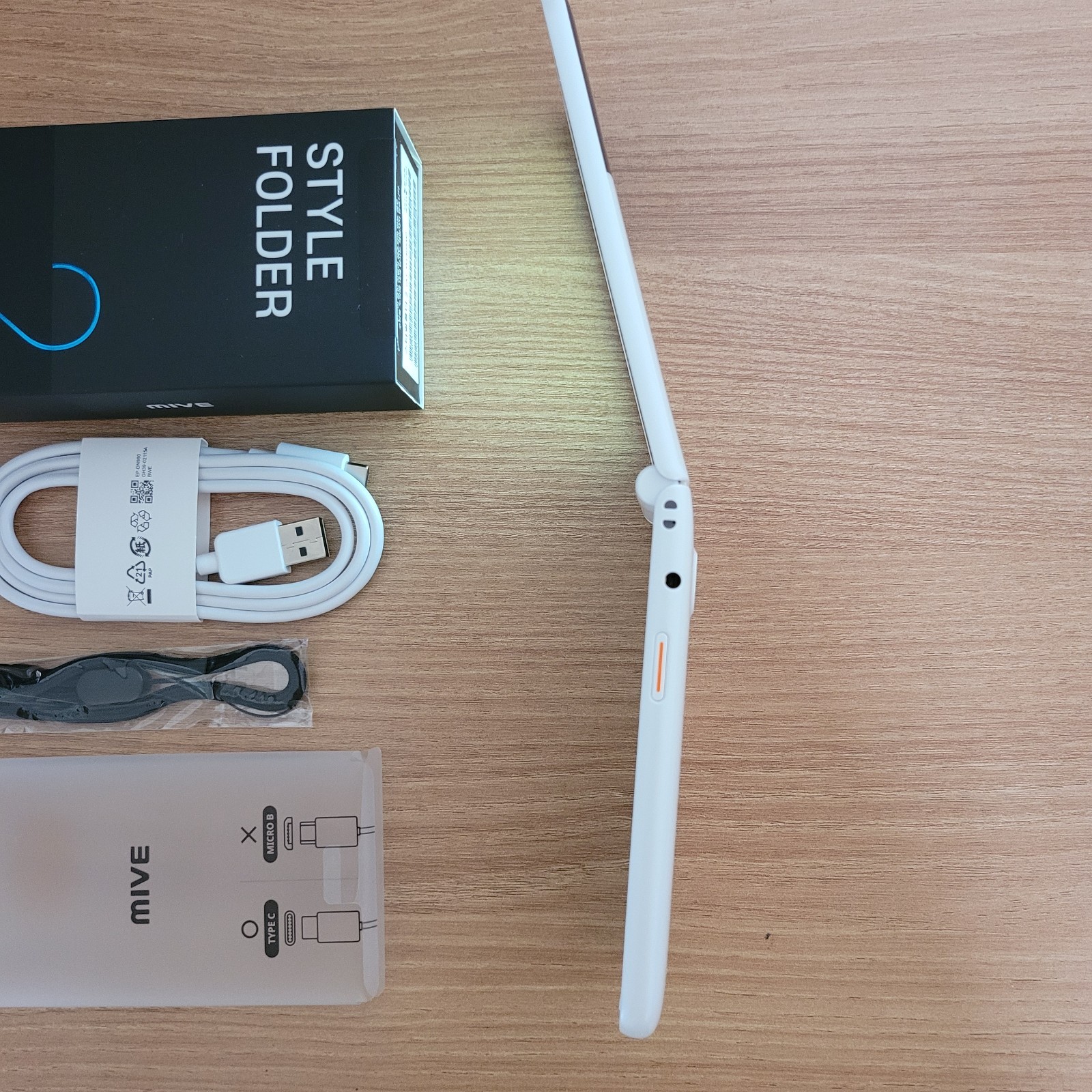 ALT MIVE AT-M140 Style Folder 2 cell phone 32GB LTE/3G – White Unlocked NEW
