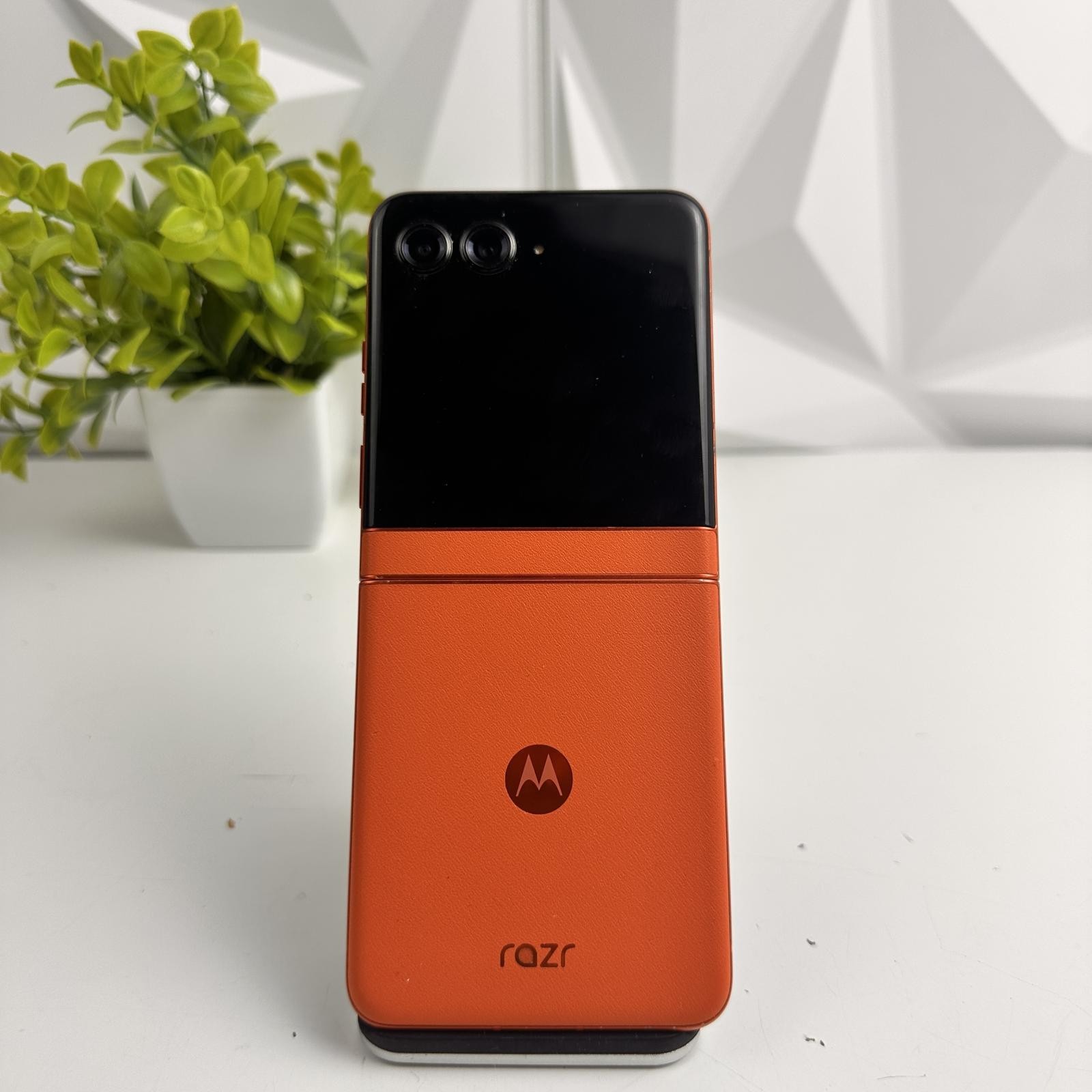 Motorola Razr 5G 2024, 256GB, CRICKET WIRELESS LOCKED *Please READ*