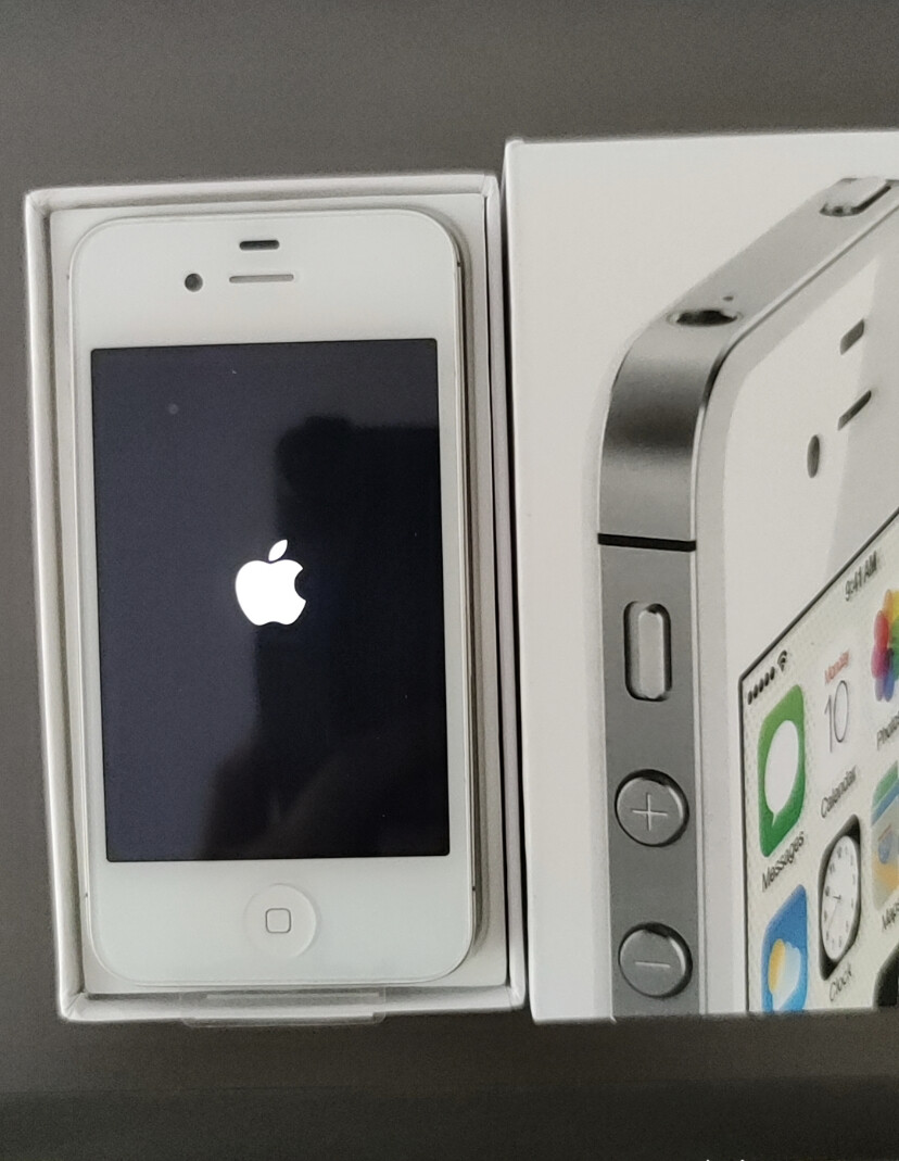 Apple iPhone 4s – 32GB – Black/white (Unlocked) A1387 (CDMA + GSM) IOS9 Sealed
