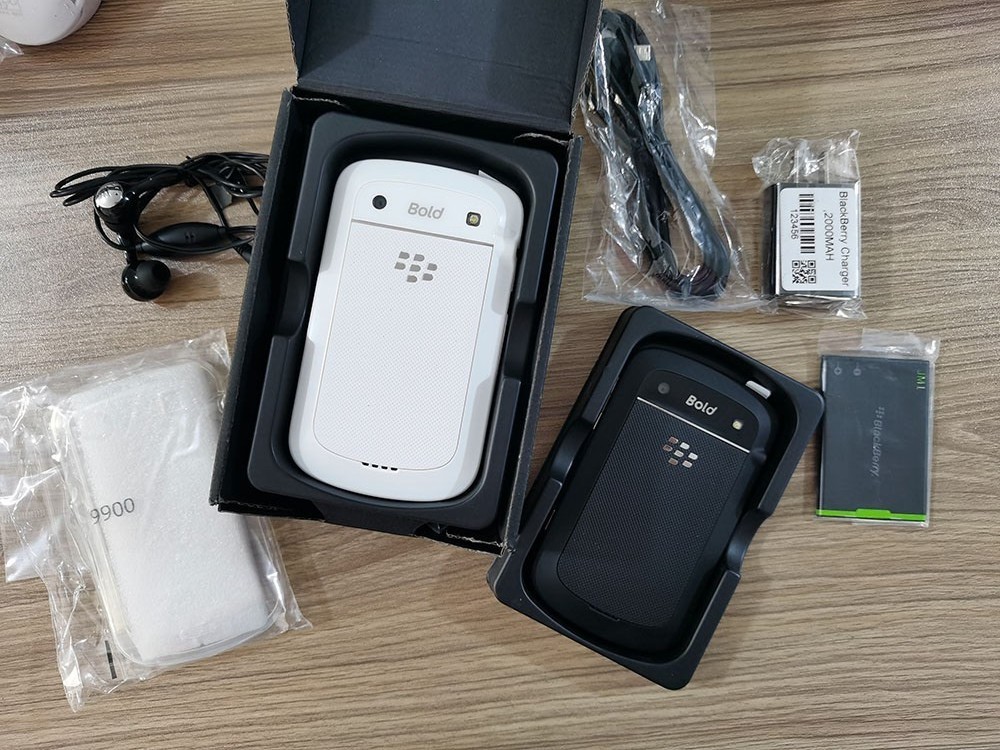 BLACKBERRY 9900 BOLD – 8 GB – Black / White 3G (Unlocked) Free Shipping z8