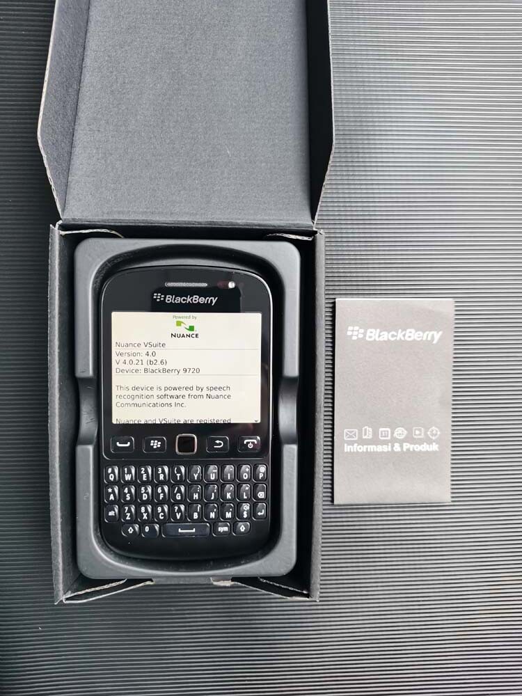 BlackBerry 9720 Unlocked 3G 5MP LED flash Keyboard Smartphone Good Condition