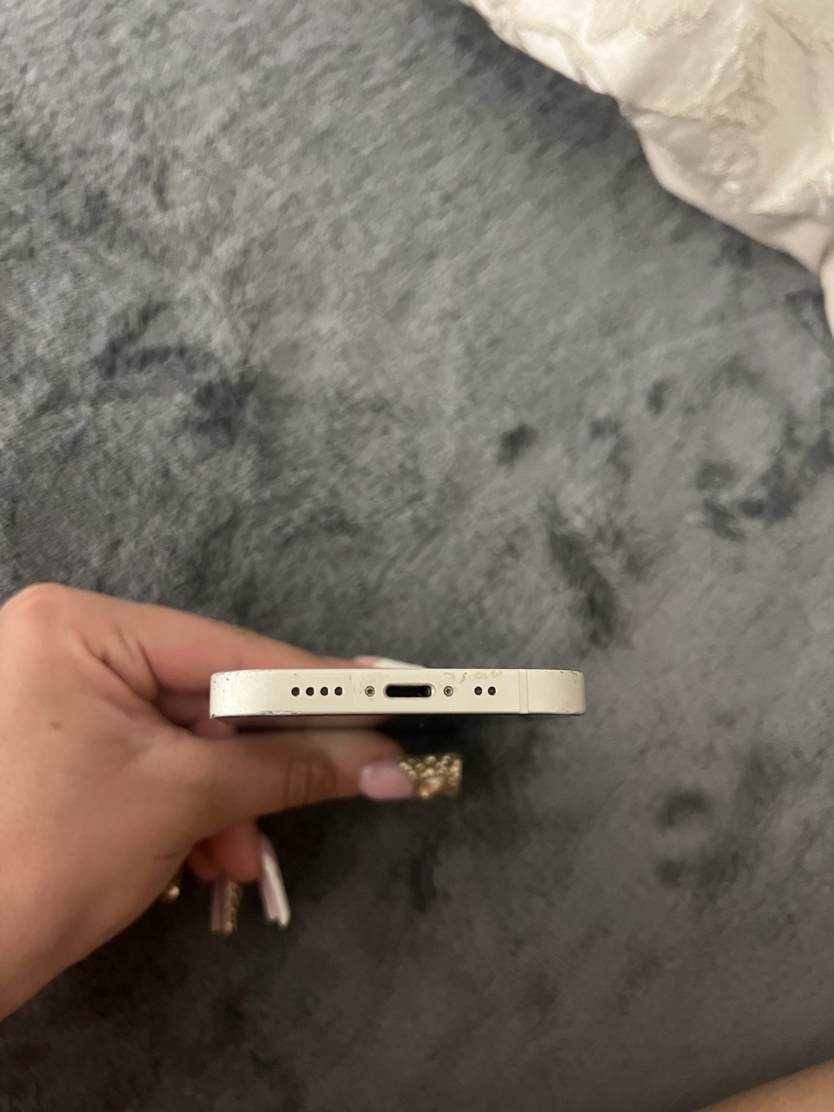 Apple iPhone White Bar Style Smartphone with 12MP Camera