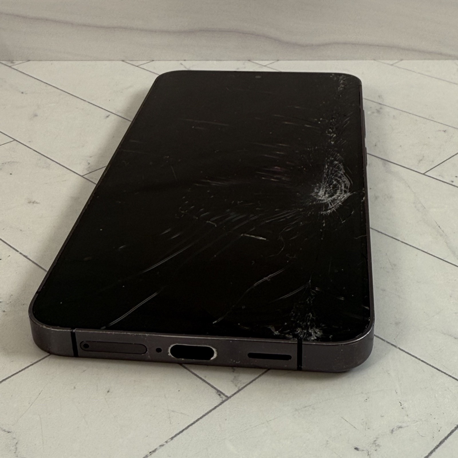 Samsung Galaxy S24+ Plus 256 GB Onyx Black Unlocked Cracked Screen LCD #H110