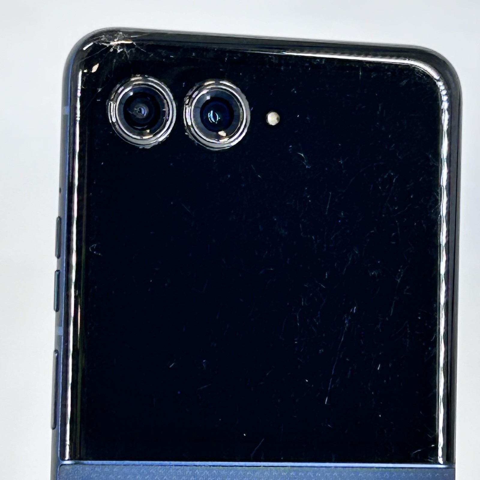 Motorola Razr (2025) Gibraltar Sea 256GB – T-Mobile – Back Glass Cracked