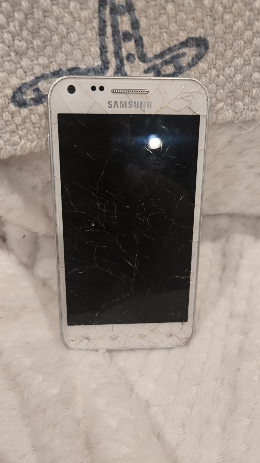 Samsung Galaxy S II – 16GB – White (Boost Mobile) Cracked Screen