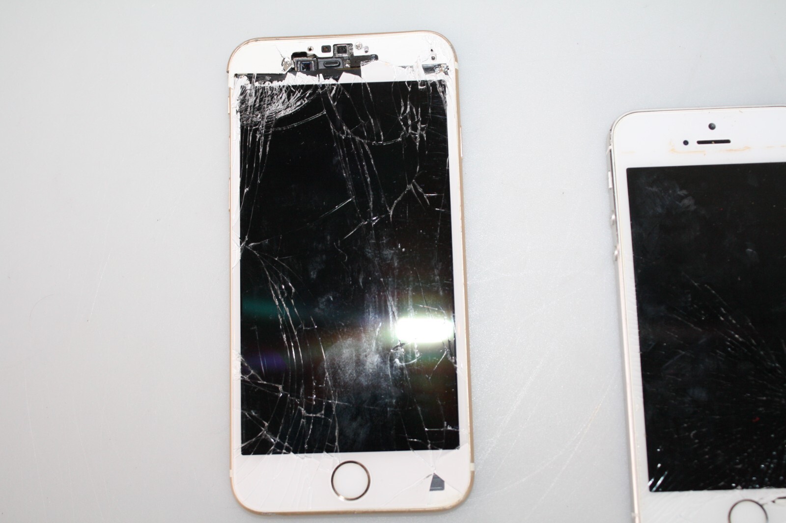 Lot of (4) iPhones A1633, A1522, A1533 – *FOR PARTS OR REPAIR*