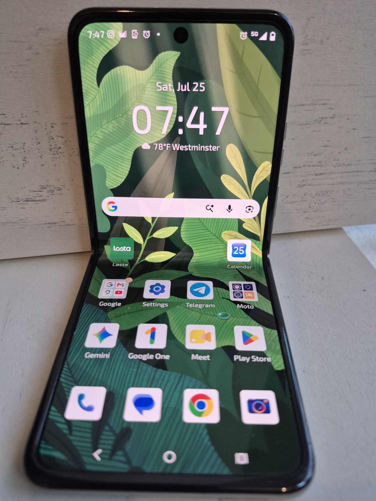 Motorola razr Flip 5G PHONE- Android, Beige/Black 6.5 int screen 3.6 ext screen