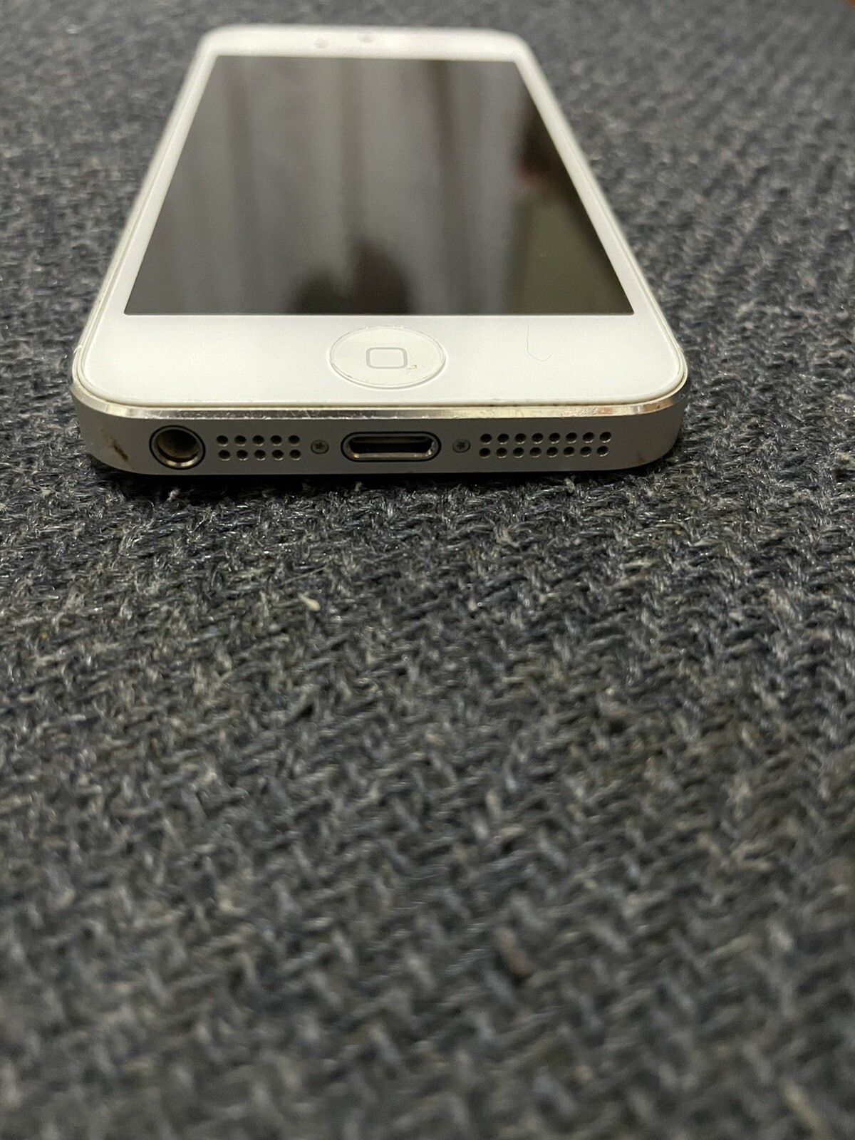 Apple iPhone 5 – 16GB – White & Silver (Unlocked) A1429 (CDMA + GSM)