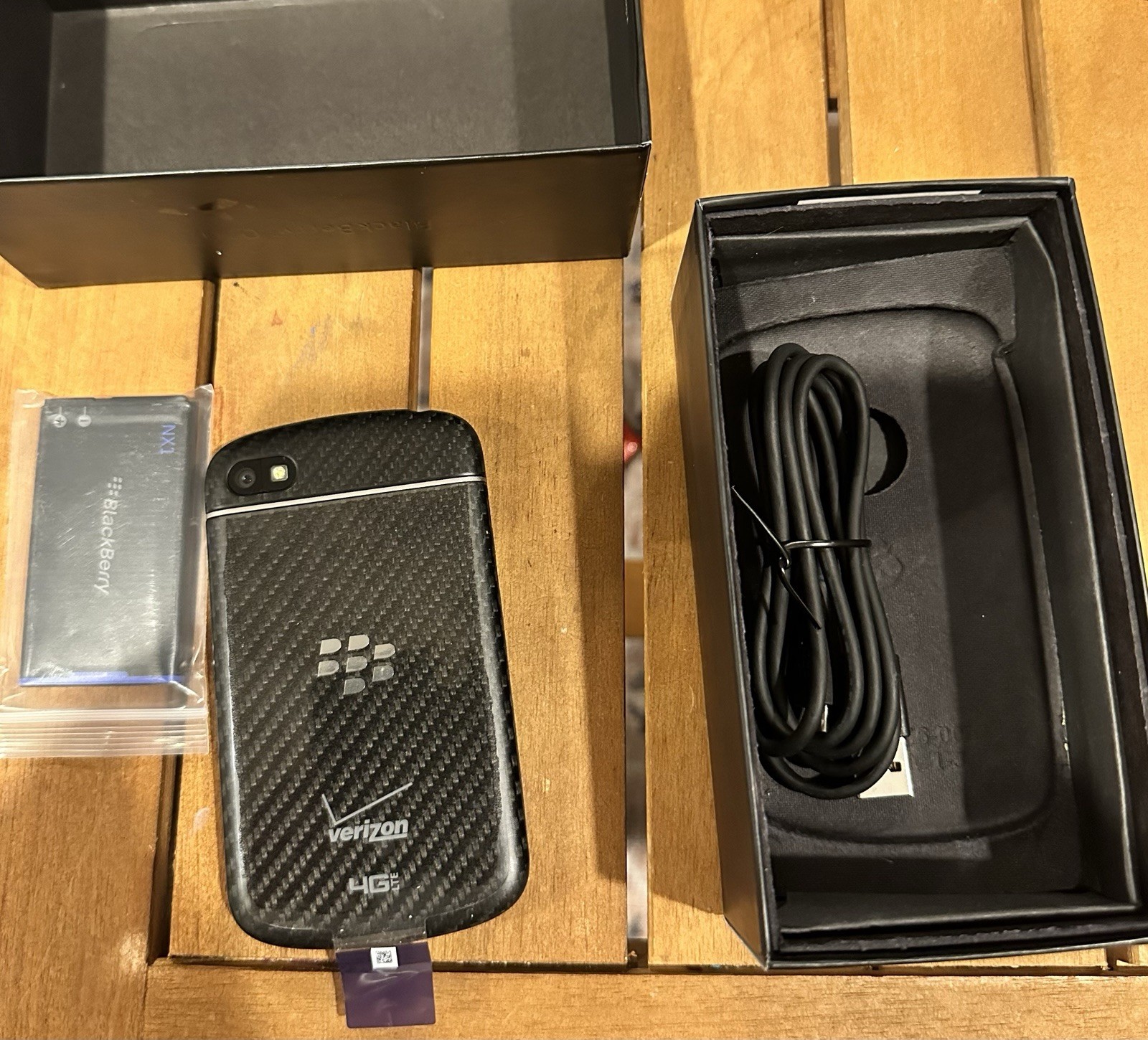 BlackBerry Q10 4G LTE In Box Xtra Battery Bundle