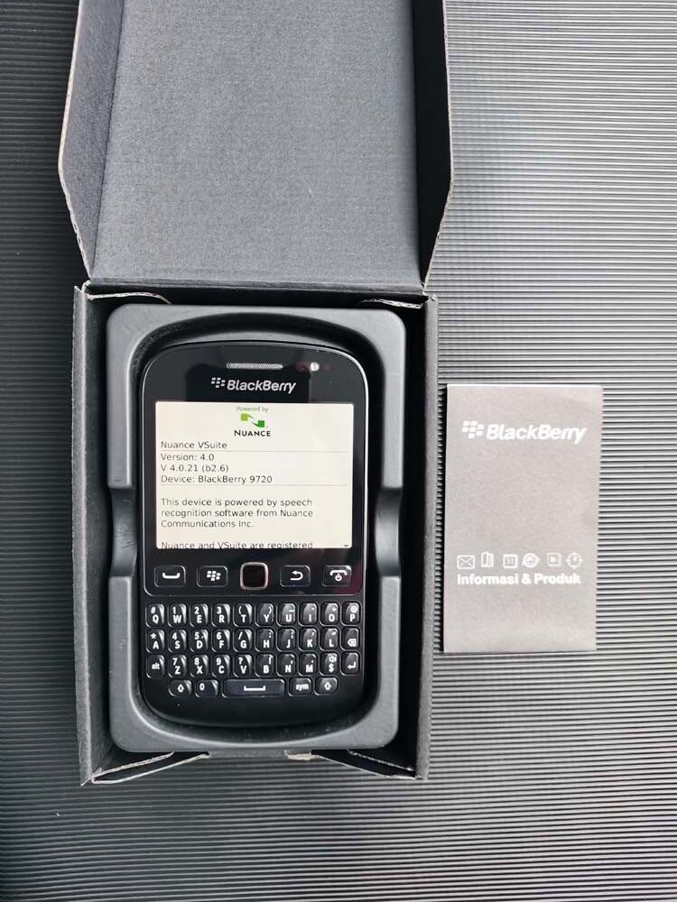 BlackBerry 9720 Unlocked 3G 5MP LED flash Keyboard Smartphone Good Condition