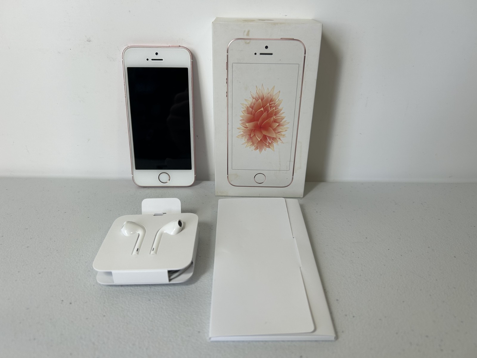 Apple iPhone SE – A1662 – 16GB – Rose Gold Smartphone – LOCKED WITH PASSCODE