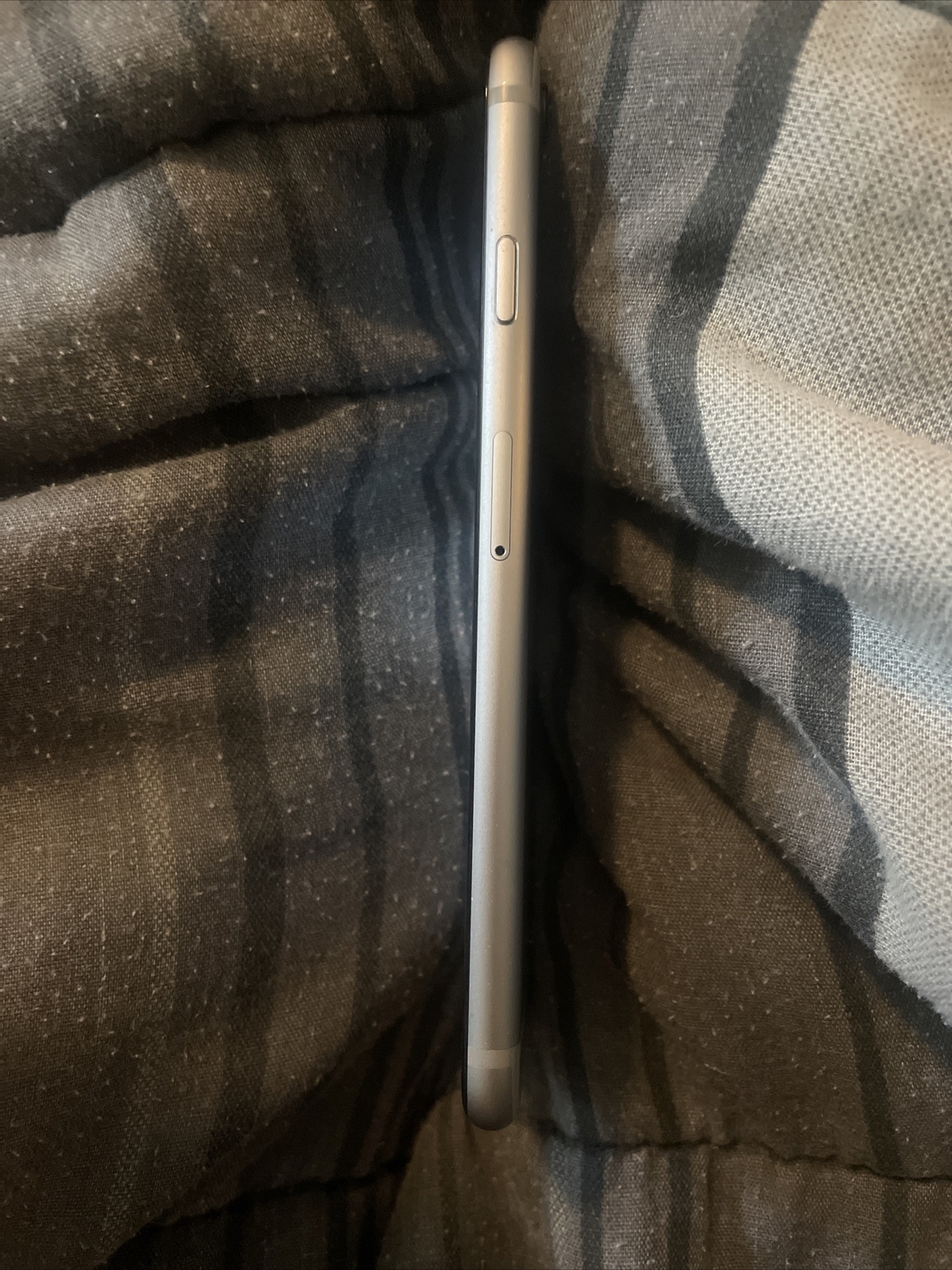 Apple iPhone 6s – 64GB – Space Gray A1688 (CDMA GSM)