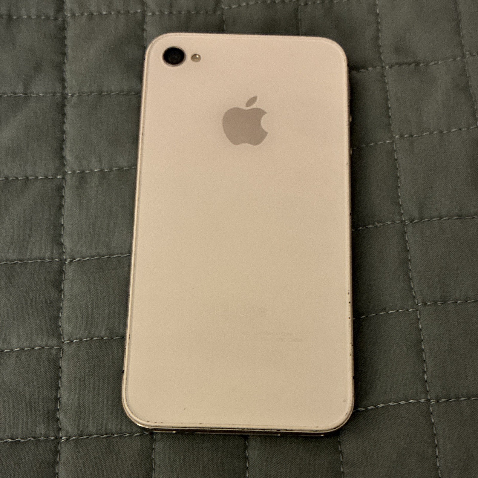 Apple iPhone 4 White Bar Smartphone – For Parts or Not Working