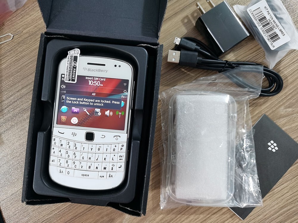 BLACKBERRY 9900 BOLD – 8 GB – Black / White 3G (Unlocked) Free Shipping z8
