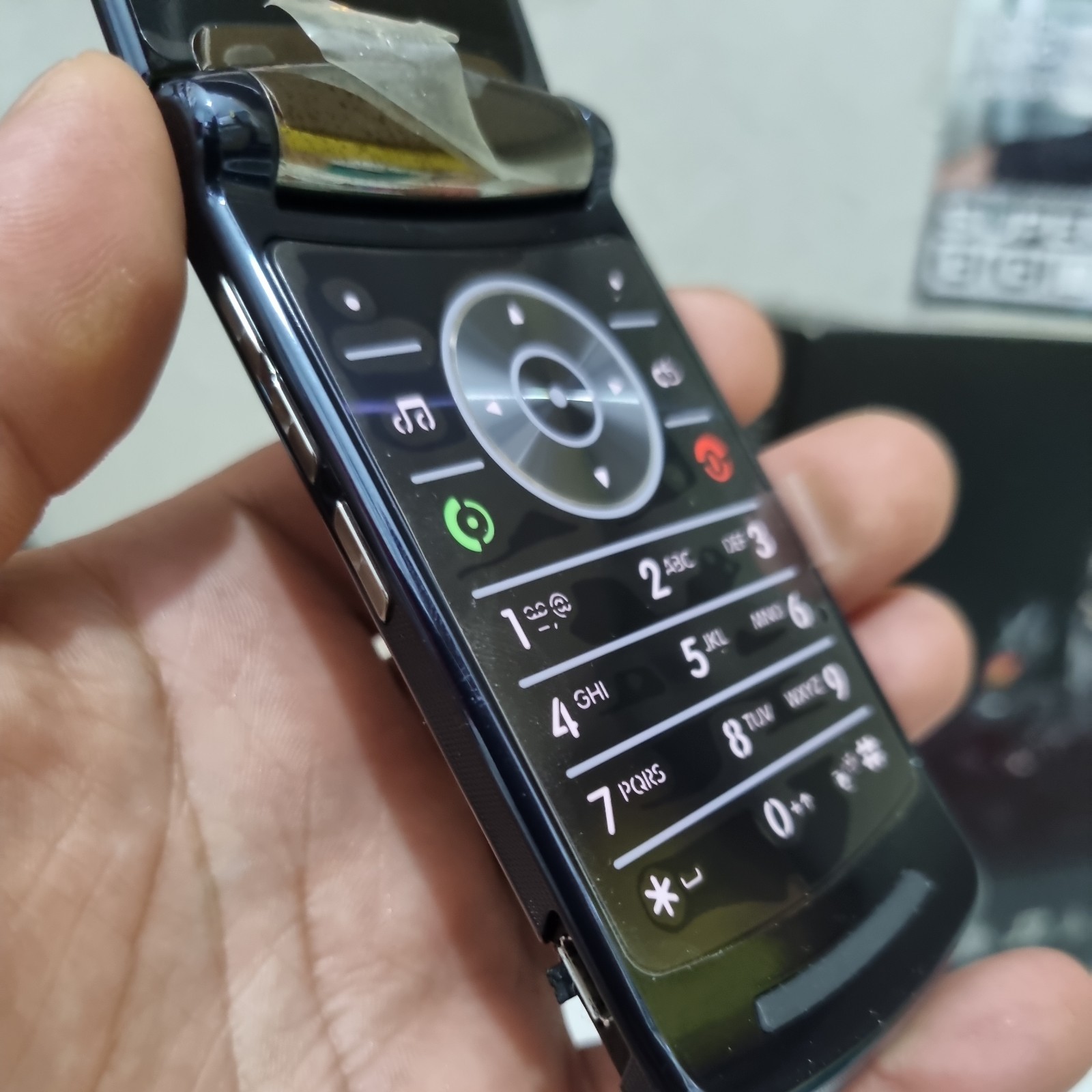 Motorola RAZR2 V8 unlocked brand new old stock