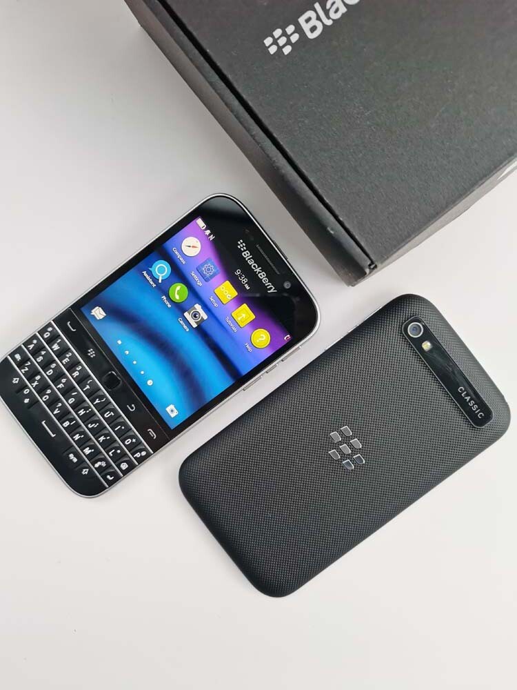 BlackBerry Classic Q20 Unlocked 16GB Keyboard Smartphone