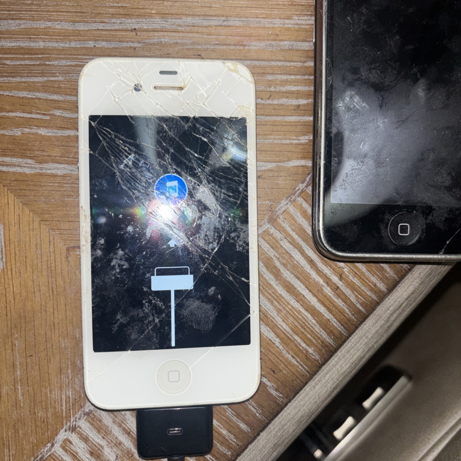 Apple iPhone 3 A1303 Black and Apple iphone A1332 white. Parts only not working
