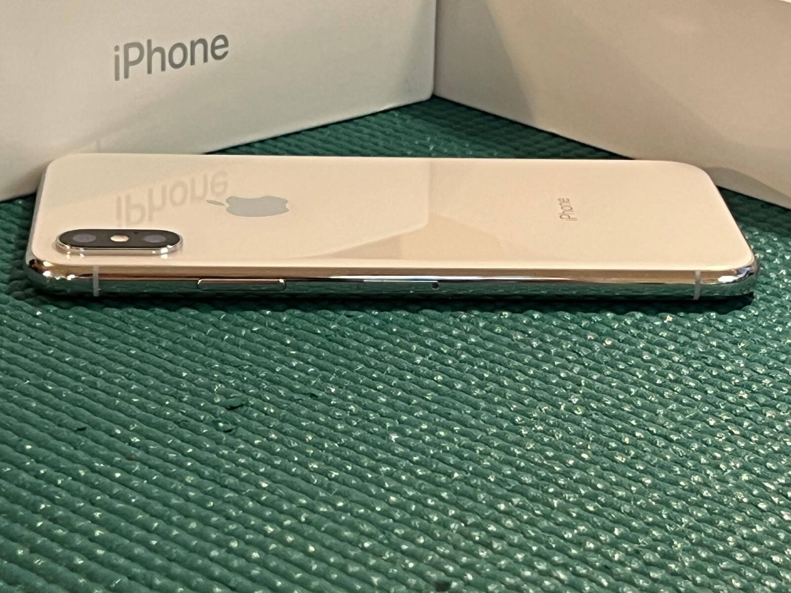 Apple iPhone X – 64GB – Silver (Unlocked) A1865 (CDMA + GSM)