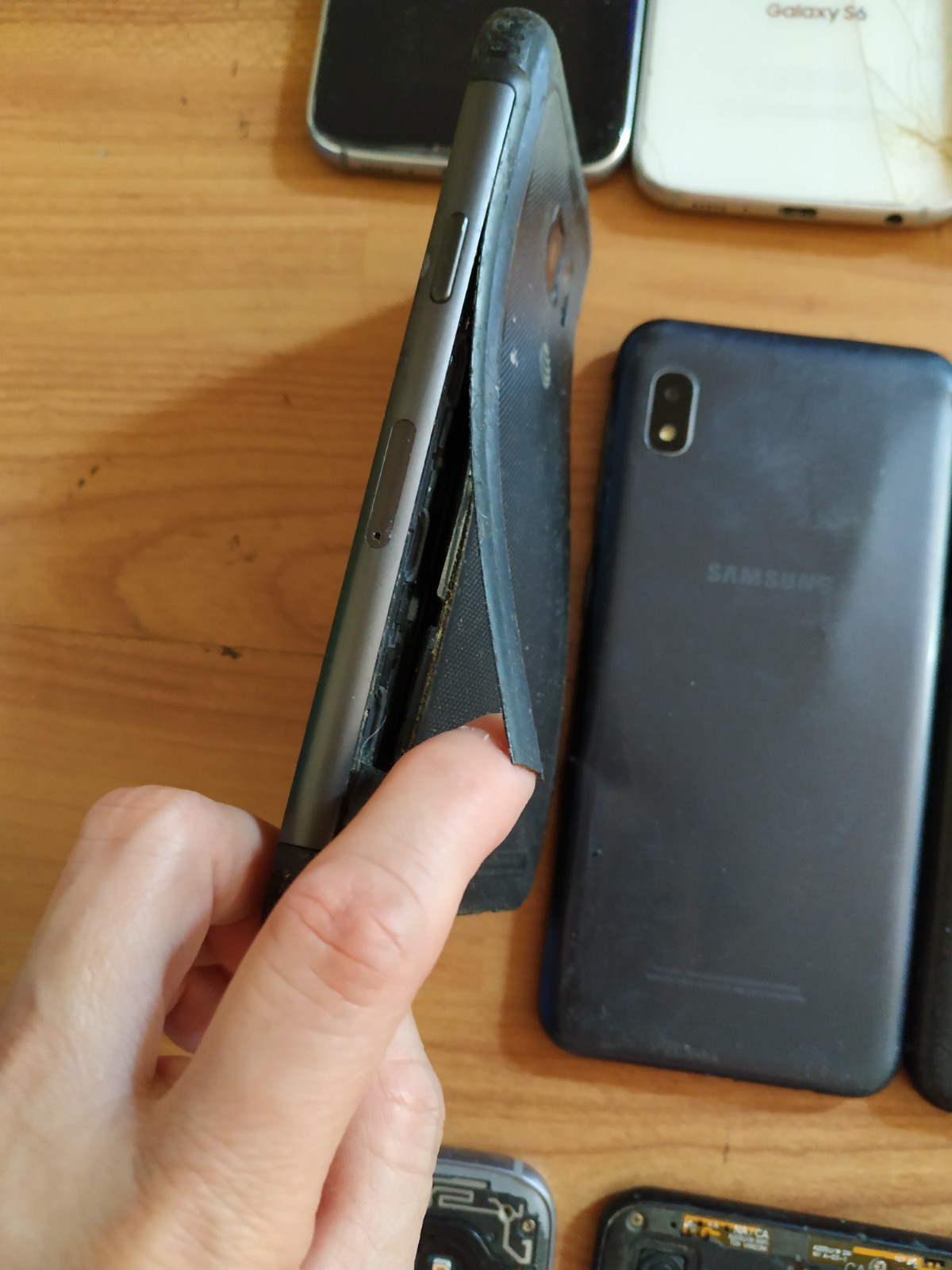 Lot of 12 Mixed model Samsung Galaxy S7 active /S6 and other For parts