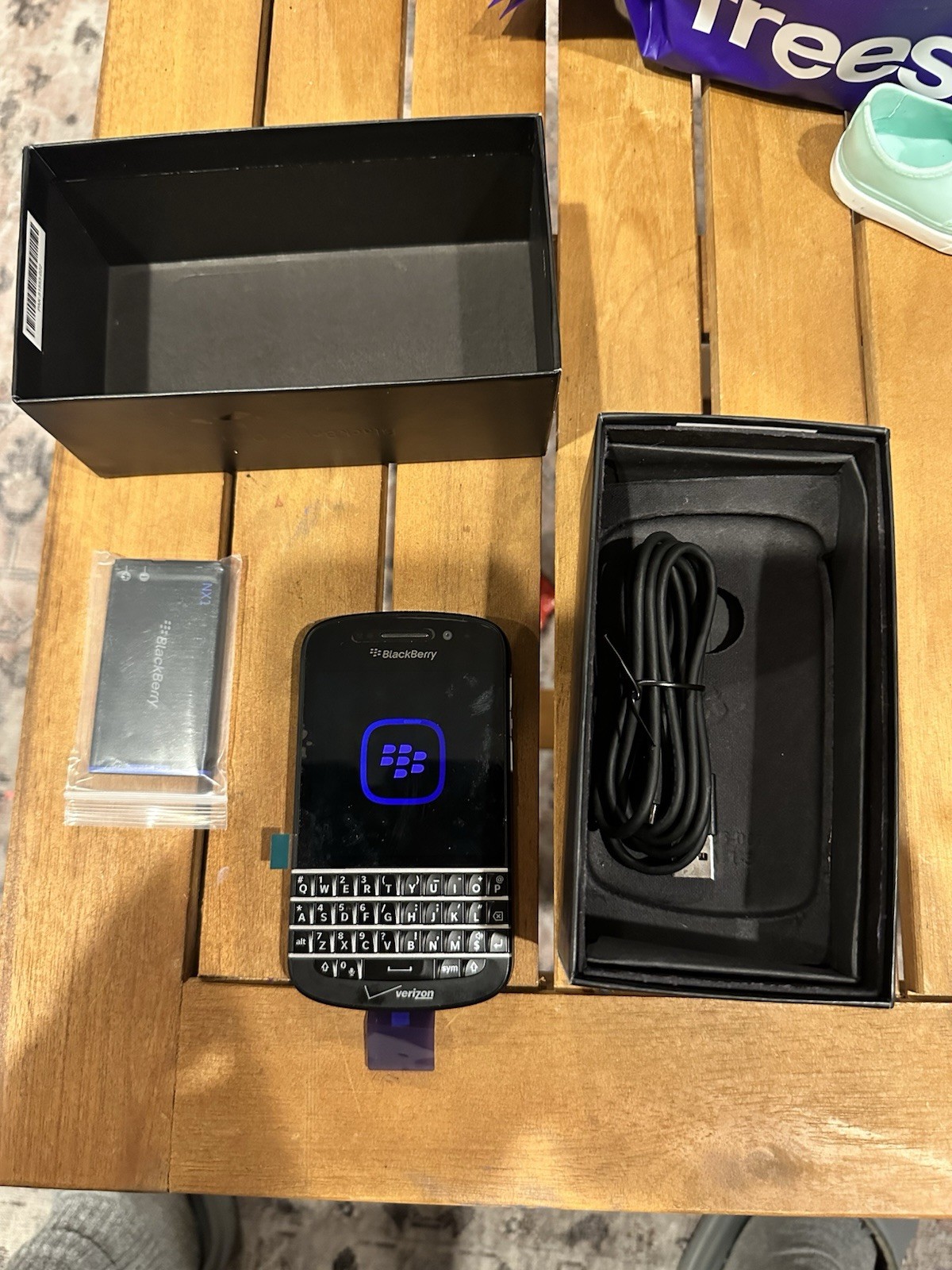 BlackBerry Q10 4G LTE In Box Xtra Battery Bundle
