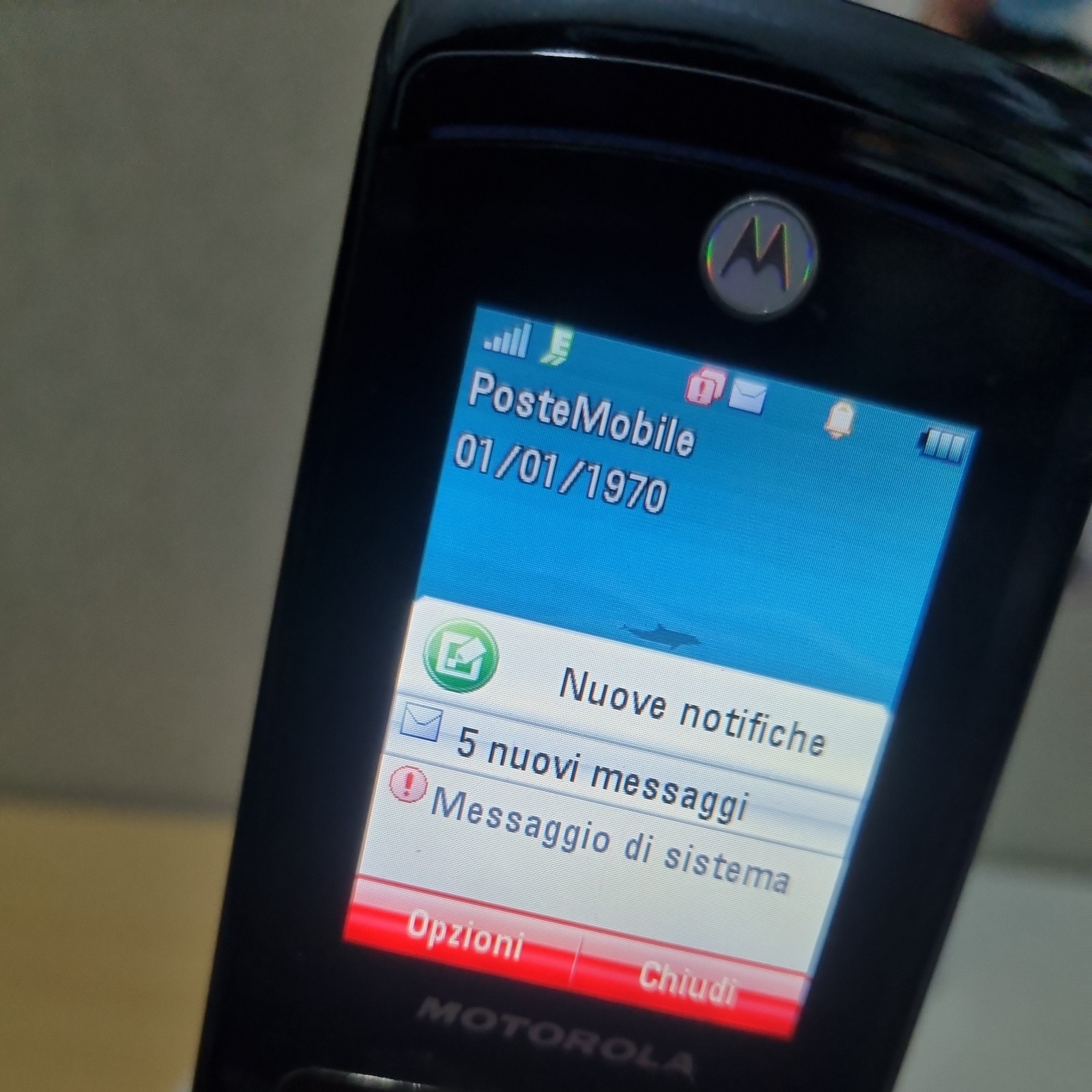 Motorola RAZR2 V8 unlocked brand new old stock