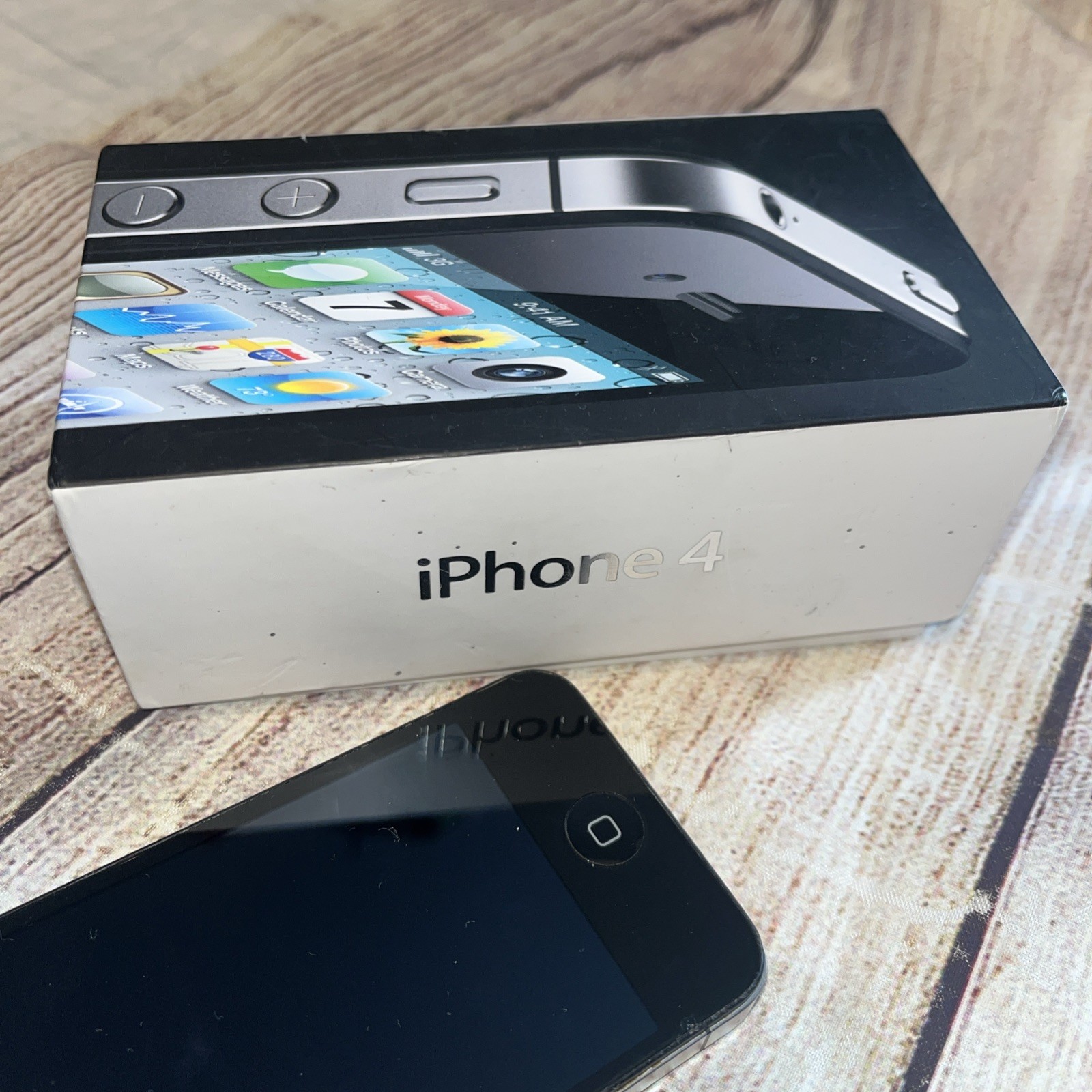 RARE Apple iPhone 4 16GB Black A1349 MC676LL/A Verizon With Box