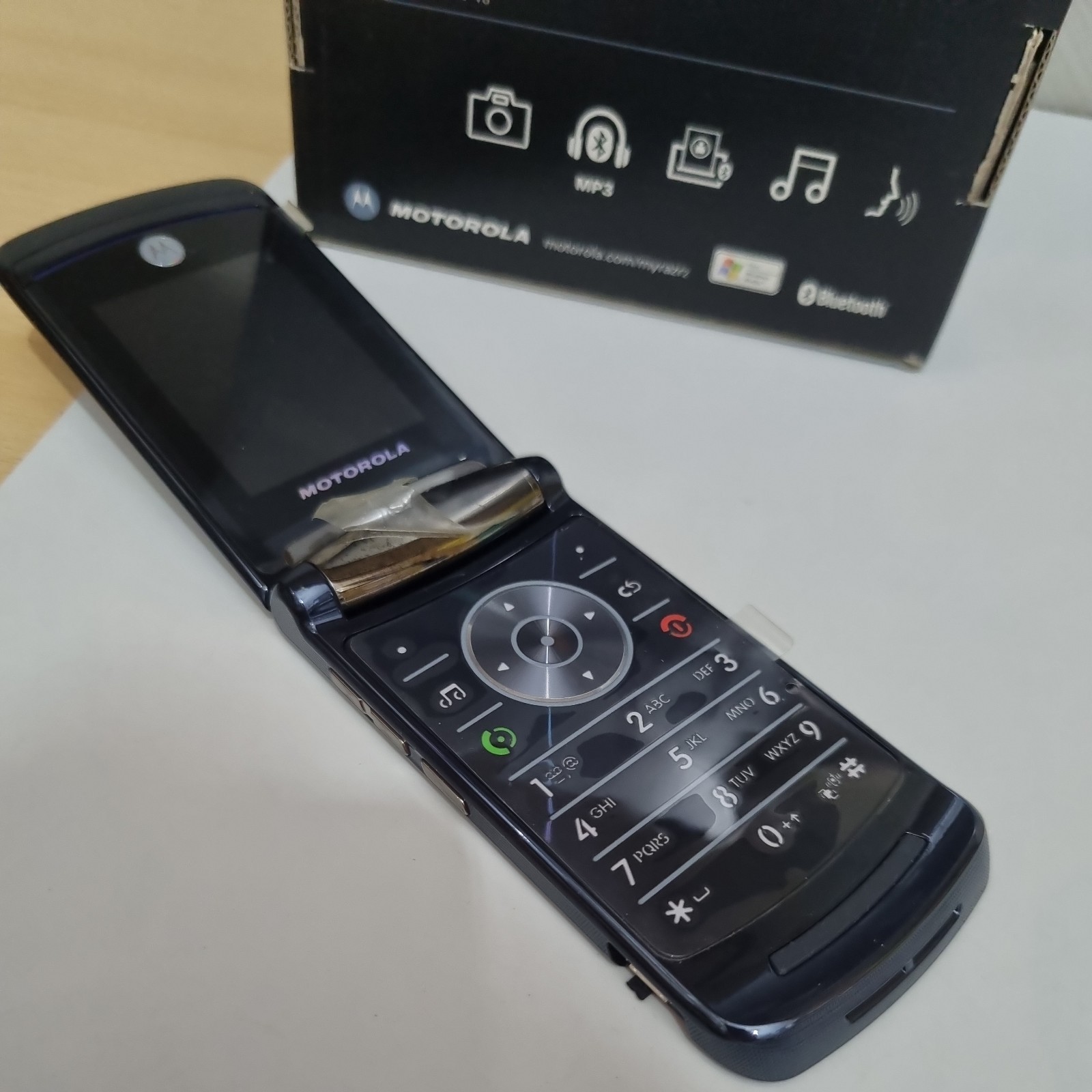 Motorola RAZR2 V8 unlocked brand new old stock