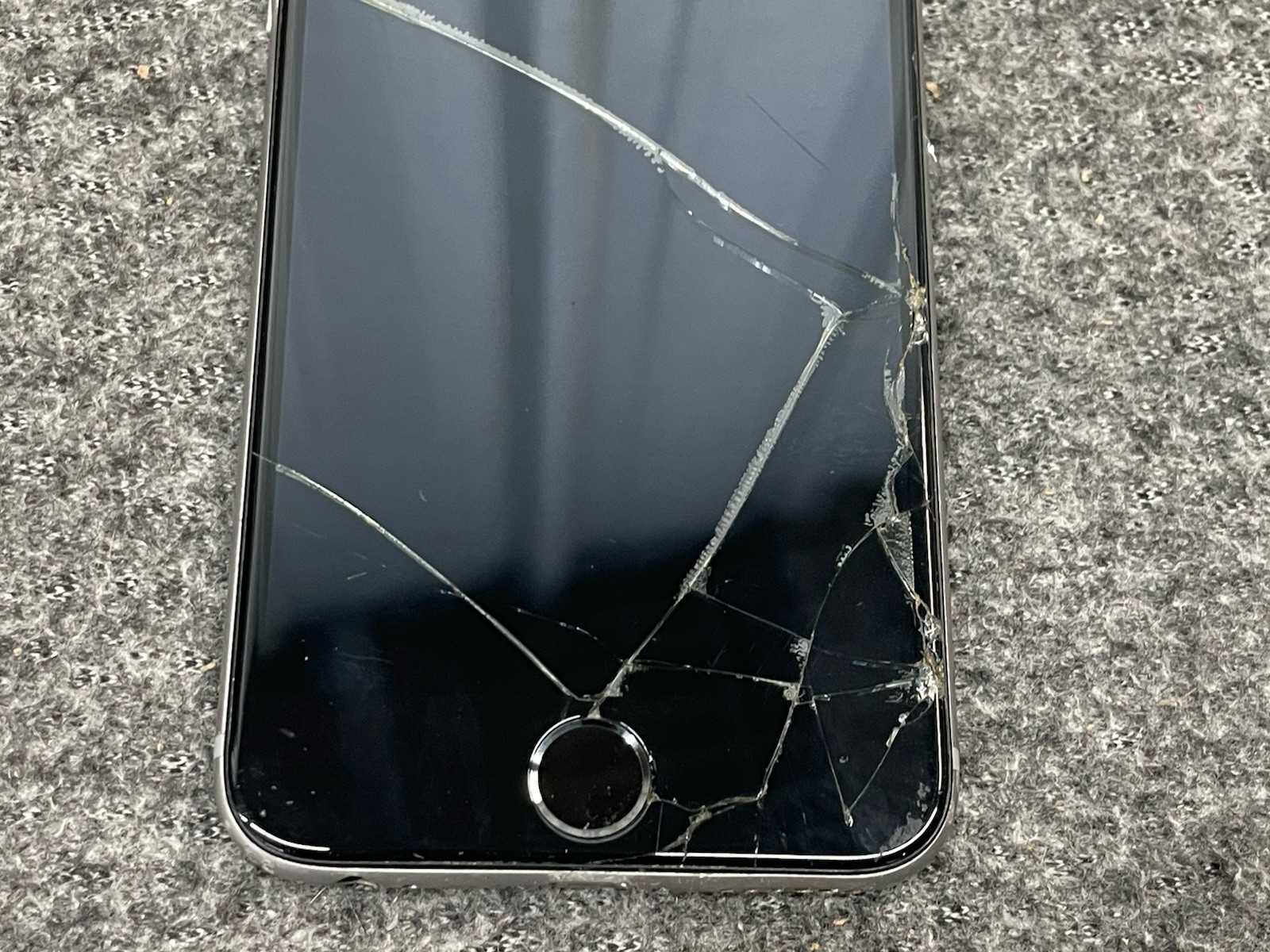 Apple iPhone 6 – UNKNOWN CARRIER – Model: A1549 – FOR PARTS OR REPAIR