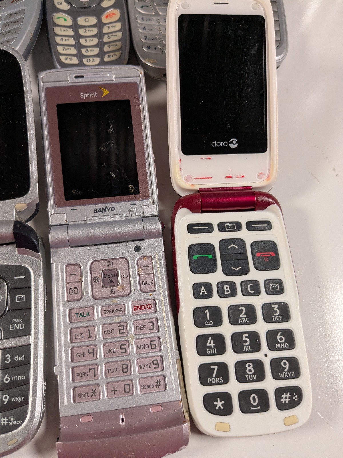 Lot (9) Flip Cell Phones LG PM225 CG300 C2000 Samsung Doro 618 Sanyo Ericcson
