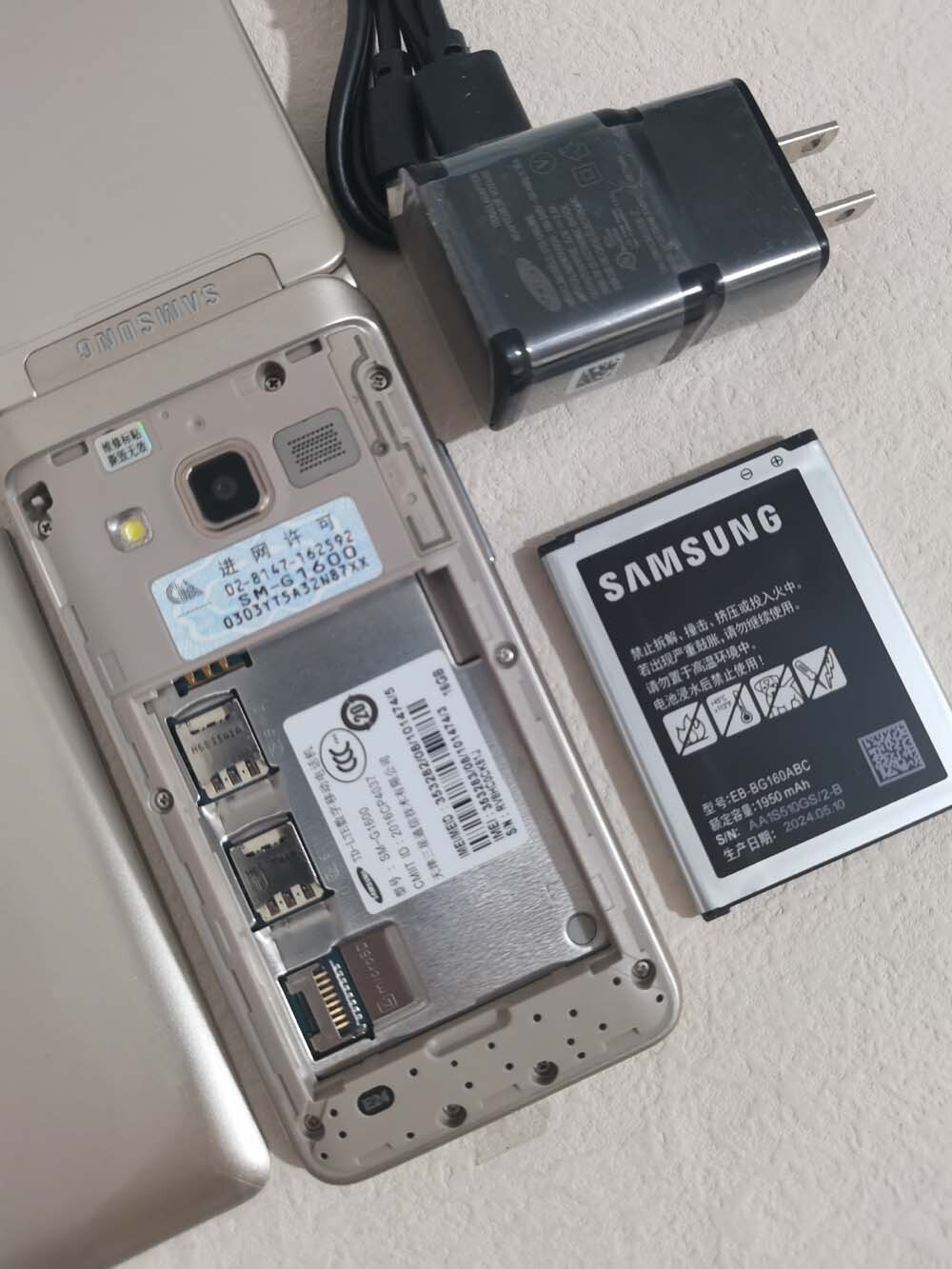 Samsung Galaxy Folder G1600 Dual SIM 16GB Flip SmartPhone (Unlocked )