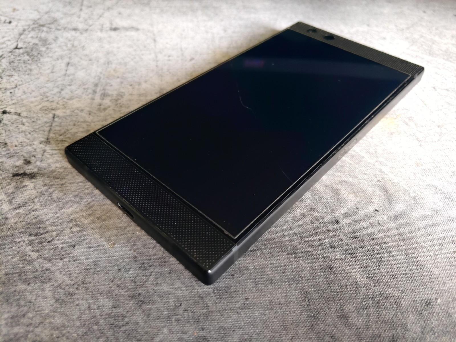 MINT Unlocked Lineage OS Razer Phone 2 – 64GB – 8GB RAM – 120Hz LCD – 2.8Ghz CPU