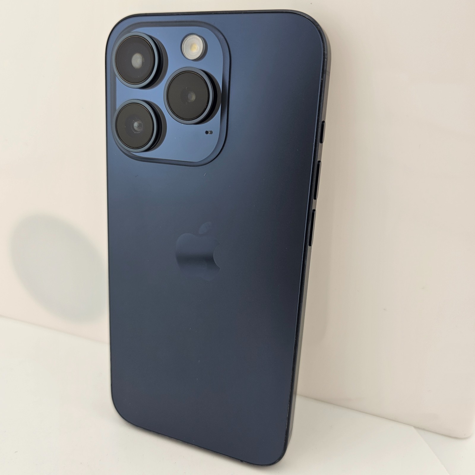 Apple iPhone 15 Pro A2848 – Unlocked 1TB Titanium Blue *PARTS: BAD DISPLAY*