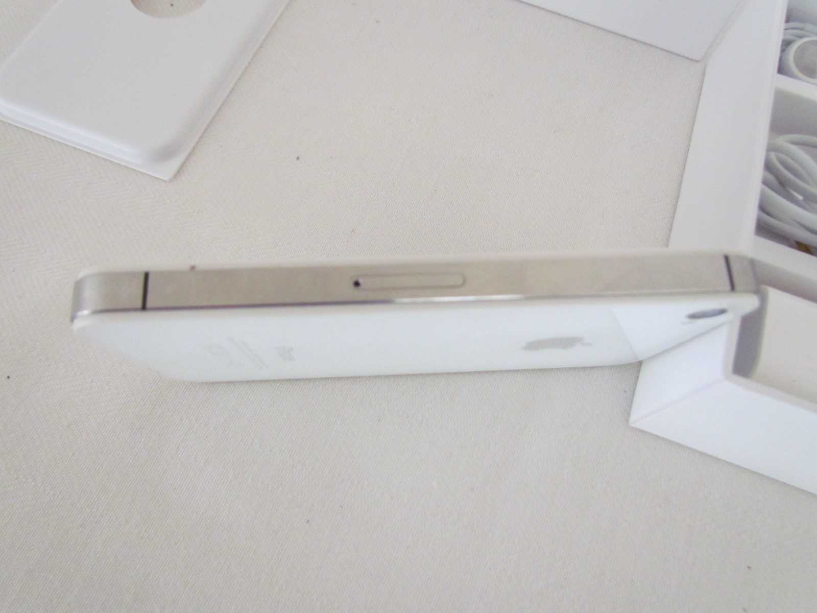Apple iPhone 4 S – 16 GB – White (Unlocked)