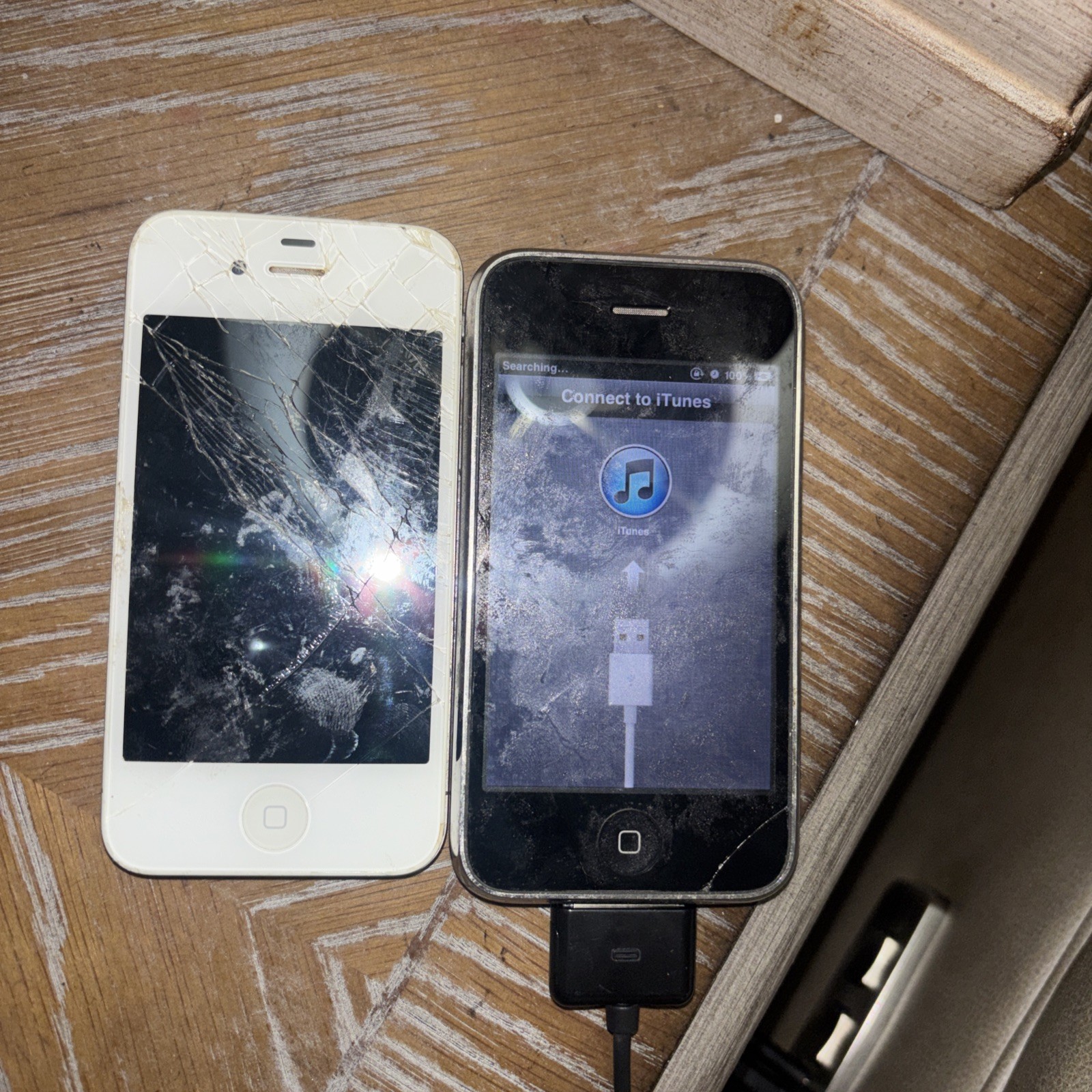 Apple iPhone 3 A1303 Black and Apple iphone A1332 white. Parts only not working