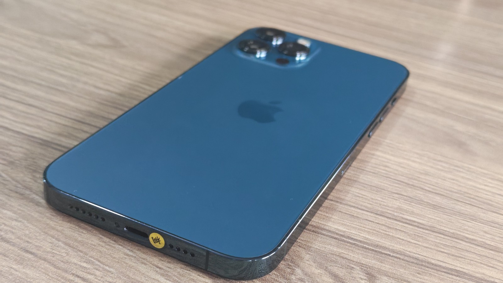 Apple iPhone 12 Pro Max Unlocked 128/256/512 GB Random Color With Accessories