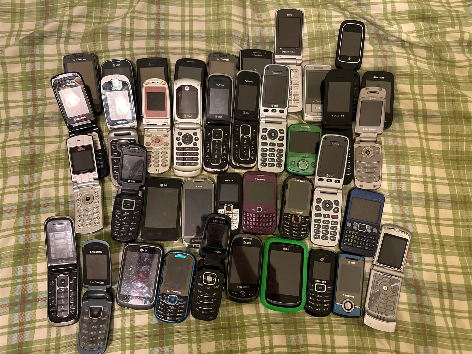 One Random Cell/ Button Phone For Parts Or Scrap || Motorola, Samsung, LG, Nokia