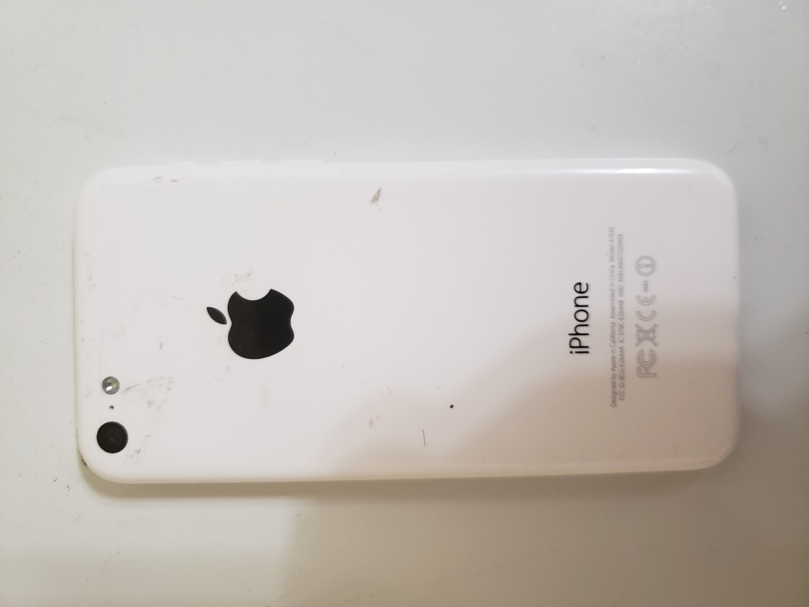 Apple iPhone 5c – 8GB – White (Unlocked) A1532 (CDMA + GSM) For parts or repair