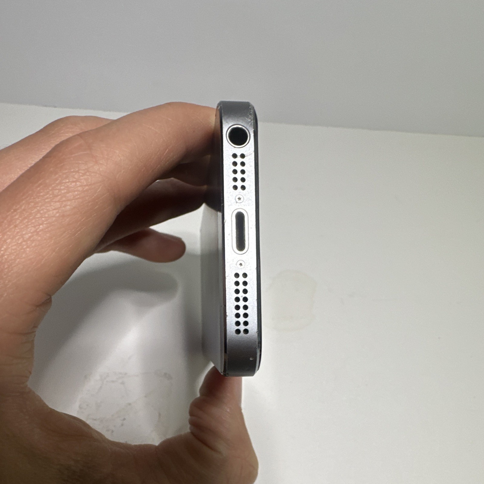 Apple iPhone 5s A1533 Gray 8MP Camera 4.0in iOS Wi-Fi Smartphone *Locked*